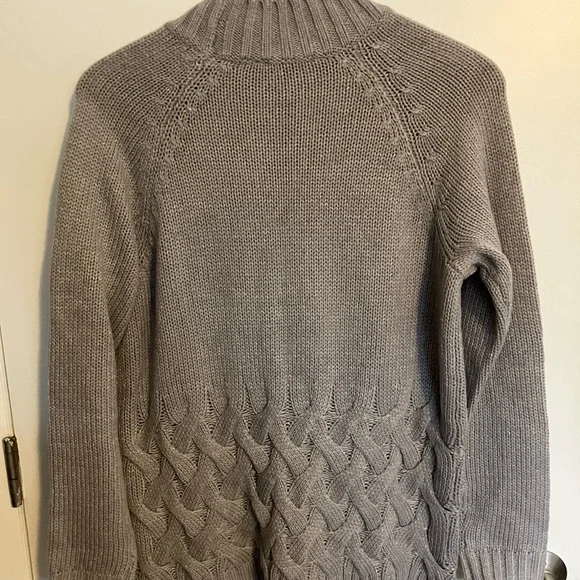 Vera Wang gray sweater - Picture 2 of 3